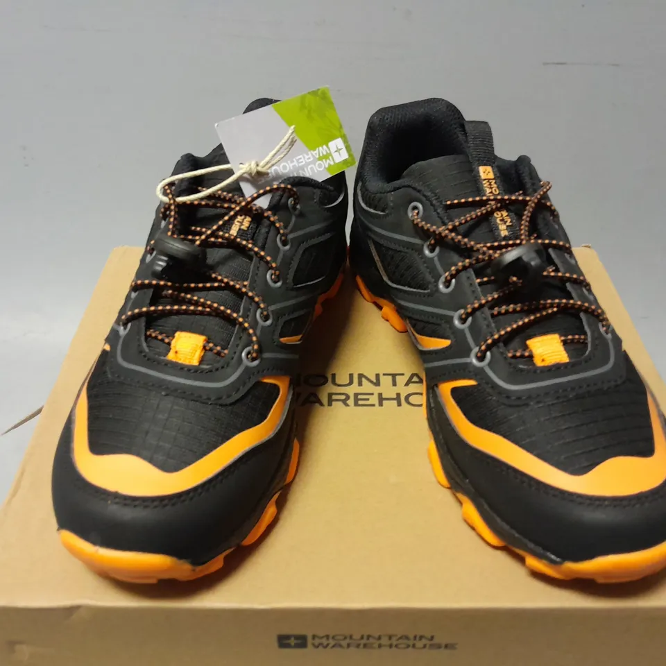 BOXED PAIR OF MOUNTAIN WAREHOUSE KIDS RUNNING TRAINERS IN BLACK/ORANGE - UK 4