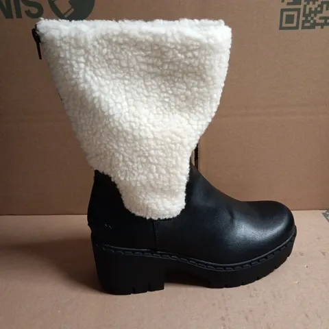 BOXED PAIR OF KOI TEXEL SHEARLING SWITCH BOOTS IN BLACK SIZE UK 6
