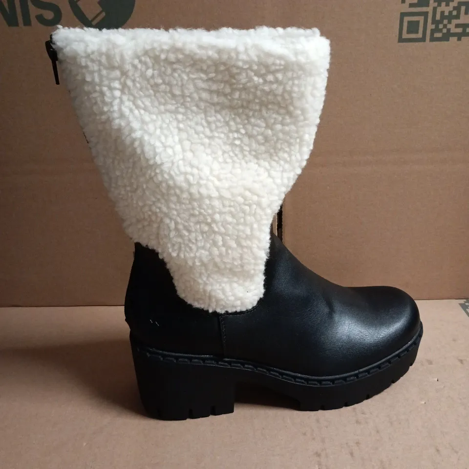 BOXED PAIR OF KOI TEXEL SHEARLING SWITCH BOOTS IN BLACK SIZE UK 6