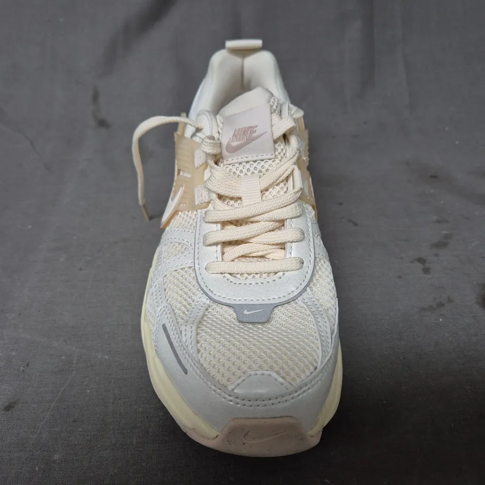 BOXED PAIR OF NIKE WOMEN'S V2K RUNNING SHOES IN IVORY/BEIGE UK SIZE 6