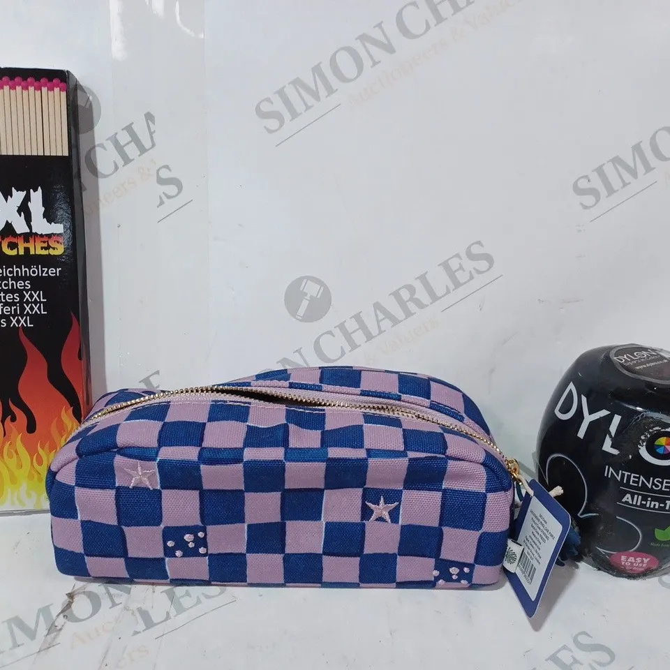 APPROXIMATELY 10 ASSORTED HOUSEHOLD ITEMS TO INCLUDE DYLON ALL-IN-1 FABRIC DYE, XXL MATCHES, PENCIL CASE, ETC