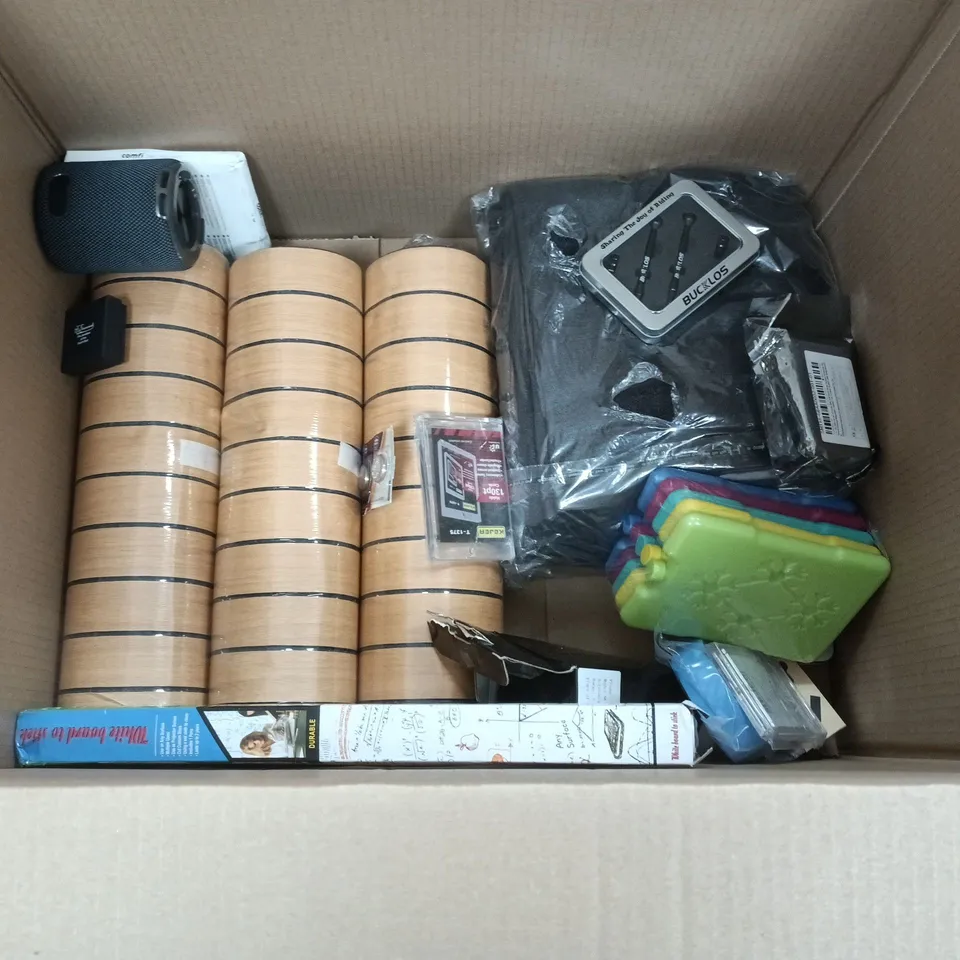 LOT OF APPROXIIMATELY 20 ASSORTED ITEMS TO INCLUDE EGG PAN CLEANING BRUSHES AND TOWEL BALE