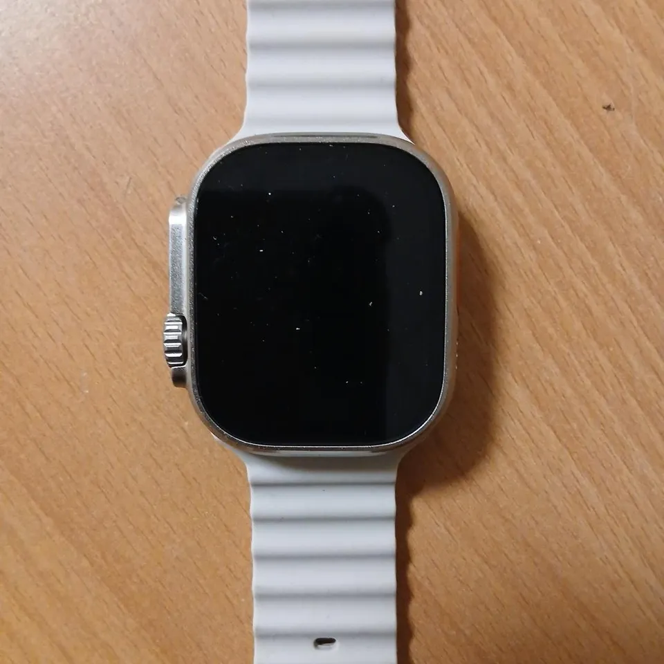 SMARTWATCH WITH WHITE STRAP – SQUARE FACE