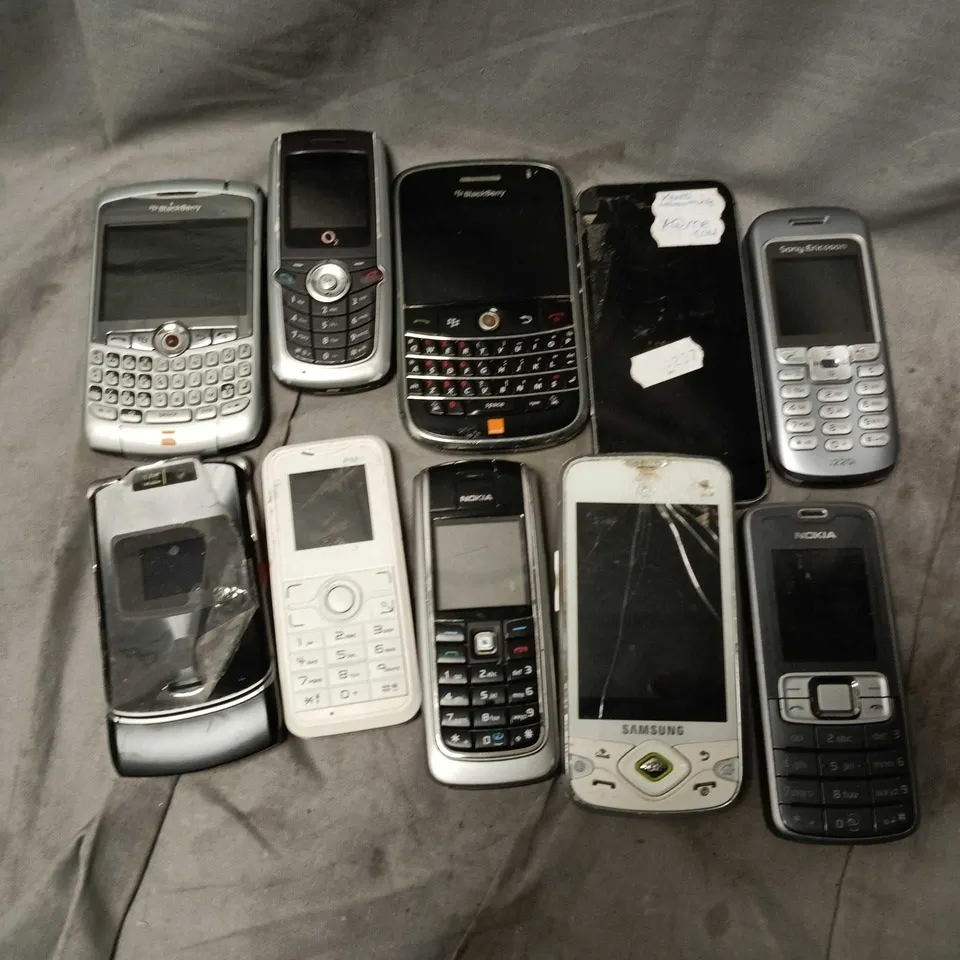 APPROXIMATELY 20 ASSORTED USED PHONES AND PHONE PARTS TO INCLUDE ALCATEL, BLACKBERRY, APPLE IPHONE, ETC