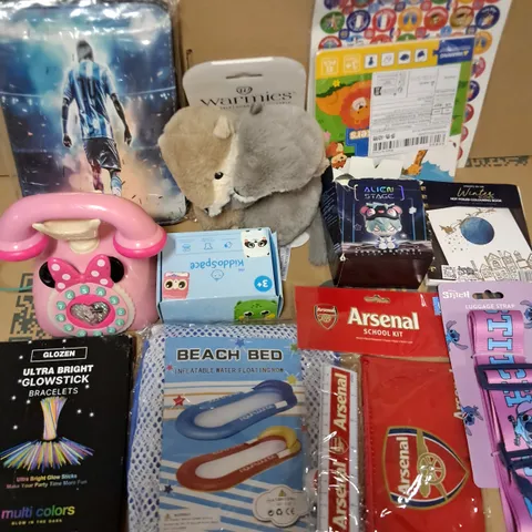 LOT OF APPROXIMATELY 20 ASSORTED TOY AND ACTIVITY ITEMS TO INCLUDE GLOWSTICKS, BEACH BED,WARMIES AND STICKERS