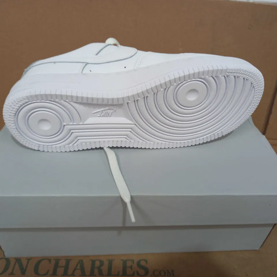 BOXED PAIR OF DESIGNER TRAINERS IN THE STYLE OF NIKE AIR FORCE 1 IN WHITE UK SIZE 5
