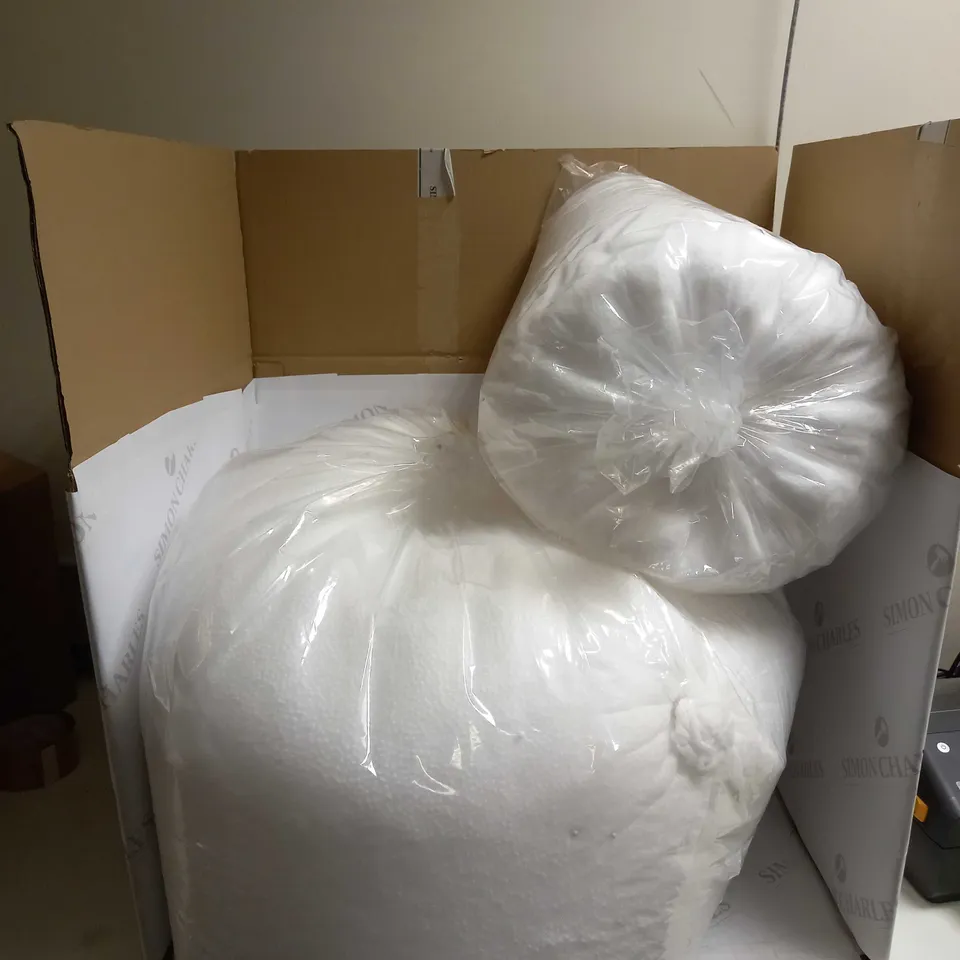 BLACK MEDIUM DOG BED, AND 2 BAGS OF CUSHION/BED FILLER 