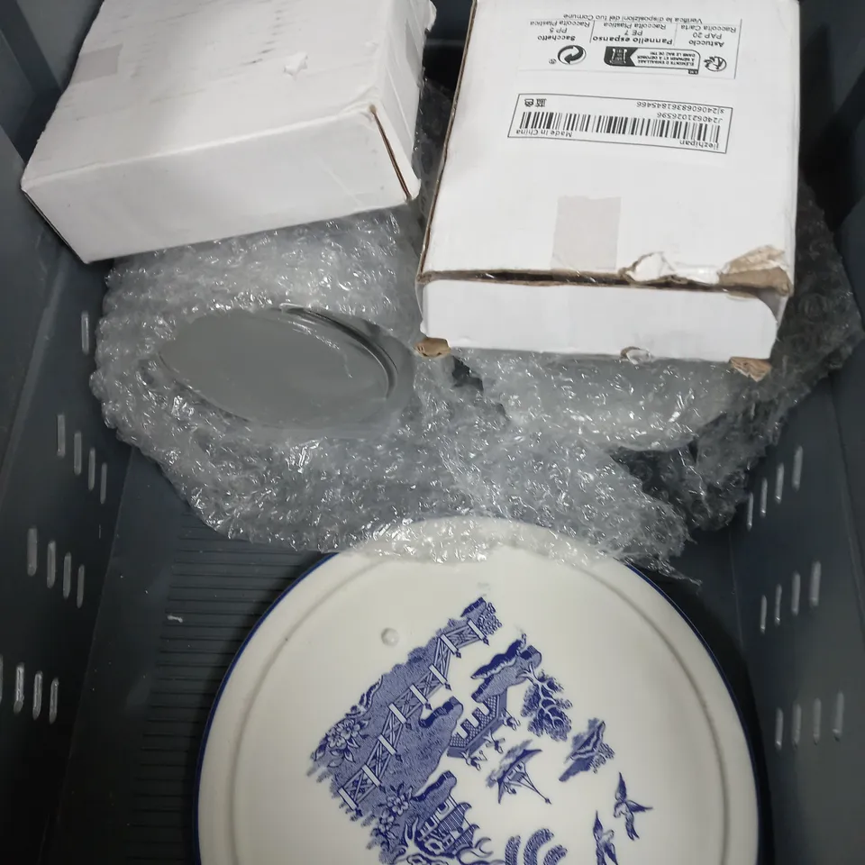 APPROXIMATELY 12 ASSORTED HOUSEHOLD ITEMS TO INCLUDE BOWLS , MUGS , ETC 