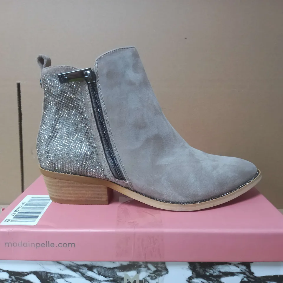 BOXED MODA IN PELLE LIGHT GREY HEEL BOOTS - UK 7
