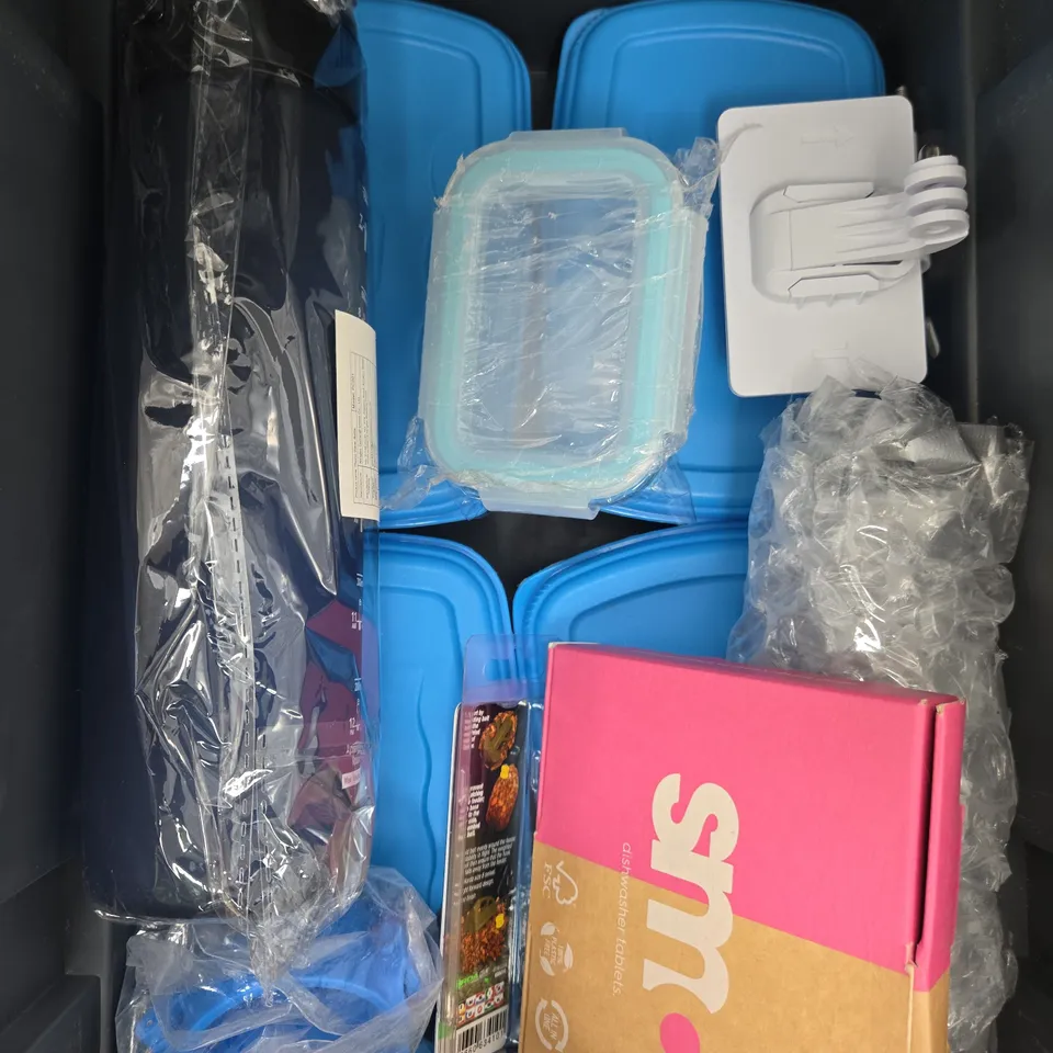 APPROXIMATELY 10 ASSORTED HOUSEHOLD PRODUCTS TO INCLUDE STORAGE CONTAINERS, ADAPTERS, DRYER BALLS ETC