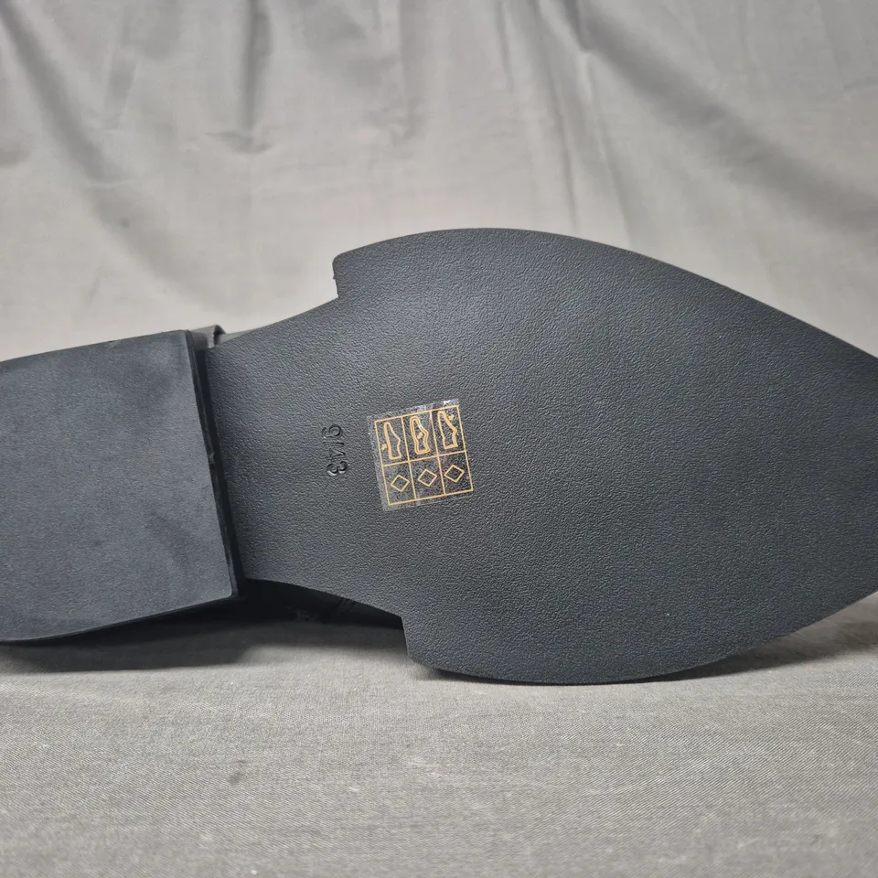 BOXED PAIR OF KOI SOULRENDER MEN'S HARDWARE COWBOY BOOTS IN BLACK/ANTIQUE SILVER UK SIZE 9