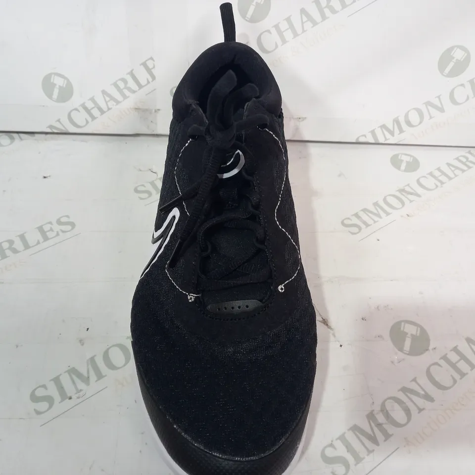 BOXED PAIR OF NIKE COURT PRO SHOES IN BLACK/WHITE UK SIZE 7