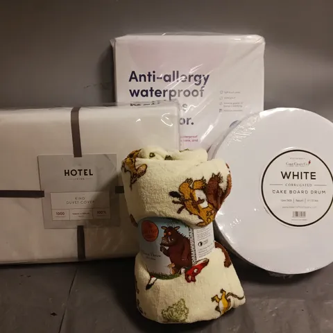 4 ASSORTED ITEMS TO INCLUDE DREAMS MATTRESS PROTECTOR, THE GRUFFALO FLEECE THROW, HOTEL LIVING KING DUVET COVER, CAKE BOARD DRUM