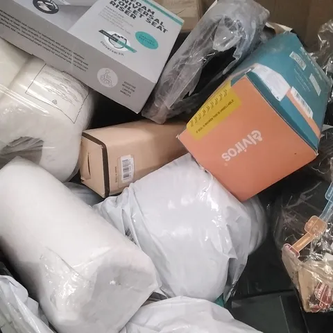 A PALLET CONTAINING A LARGE QUANTITY OF ASSORTED PILLOWS TO INCLUDE; MEMORY FOAM, TOILET SEAT RISER ETC