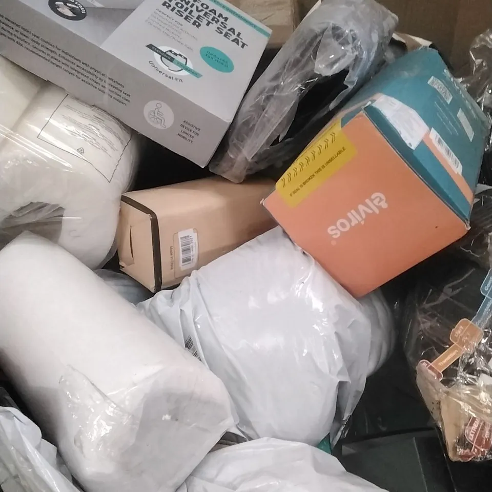 A PALLET CONTAINING A LARGE QUANTITY OF ASSORTED PILLOWS TO INCLUDE; MEMORY FOAM, TOILET SEAT RISER ETC