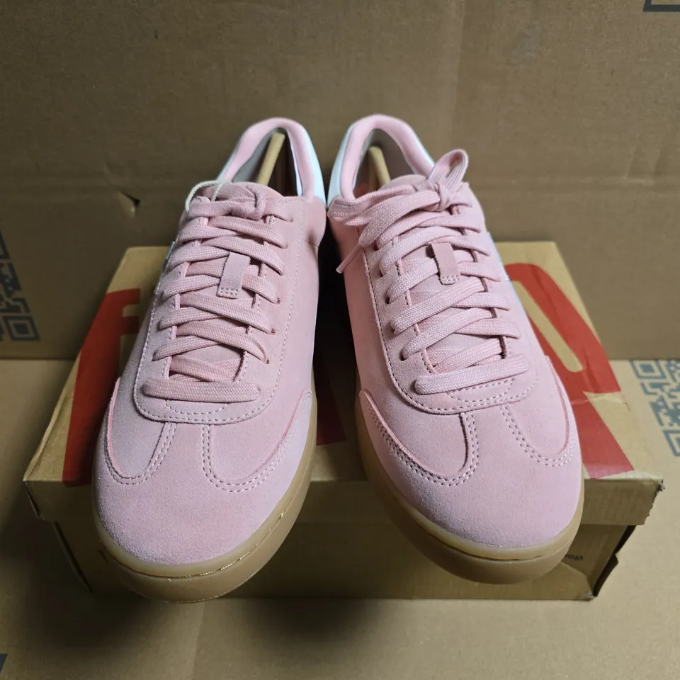 BOXED PAIR OF FITFLOP THE DASH T-TOE SUEDE SNEAKERS IN WARM PINK/URBAN WHITE - UK 7