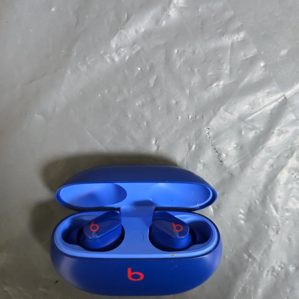 BEATS WIRELESS EARBUDS IN BLUE CHARGING CASE – RED 'B' LOGOS 