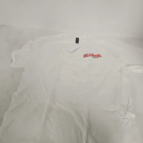 GILDAN WHITE T‑SHIRT WITH THE FANTASTIC BEACH BAR GRAPHIC – XL