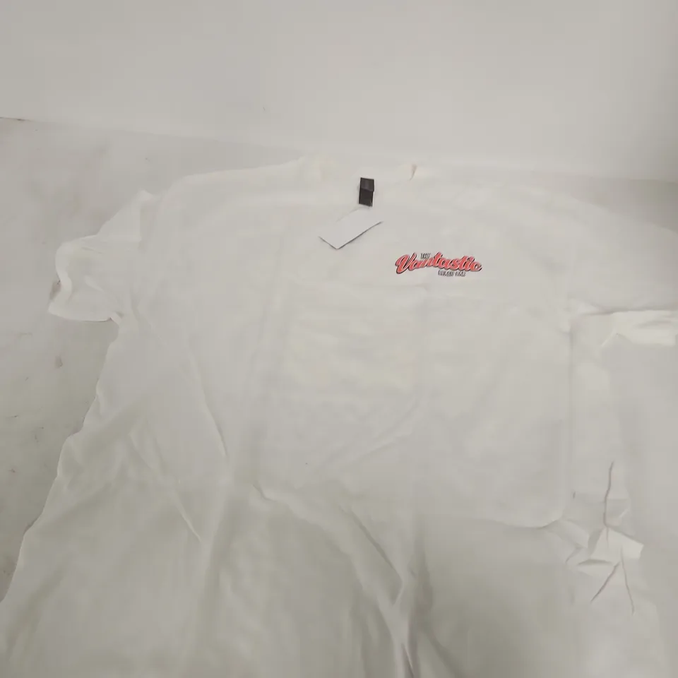 GILDAN WHITE T‑SHIRT WITH THE FANTASTIC BEACH BAR GRAPHIC – XL