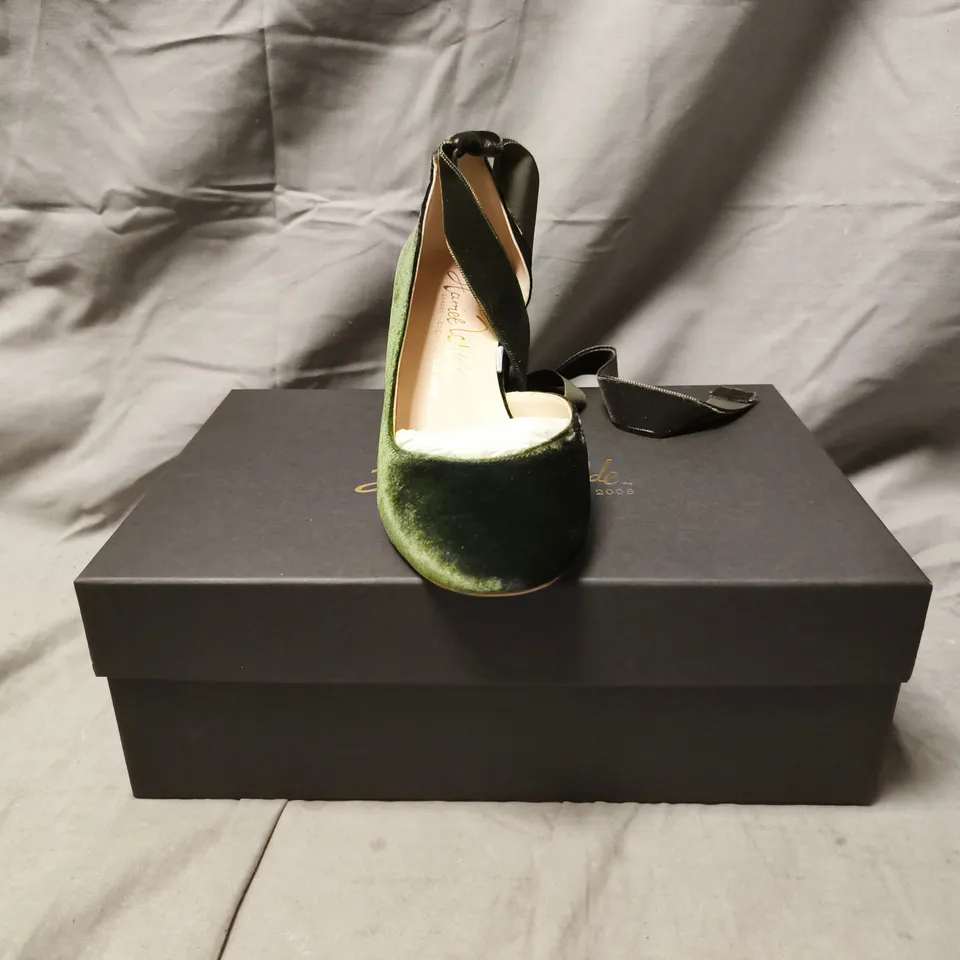 BOXED PAIR OF HARRIET WILDE MID BLOCK HEEL SHOES IN FOREST GREEN SIZE UK 4