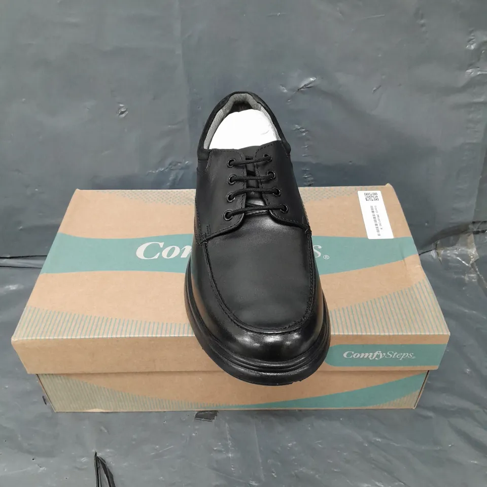 BOXED PAIR OF COMFY STEPS LACE UP SHOES IN BLACK - 10