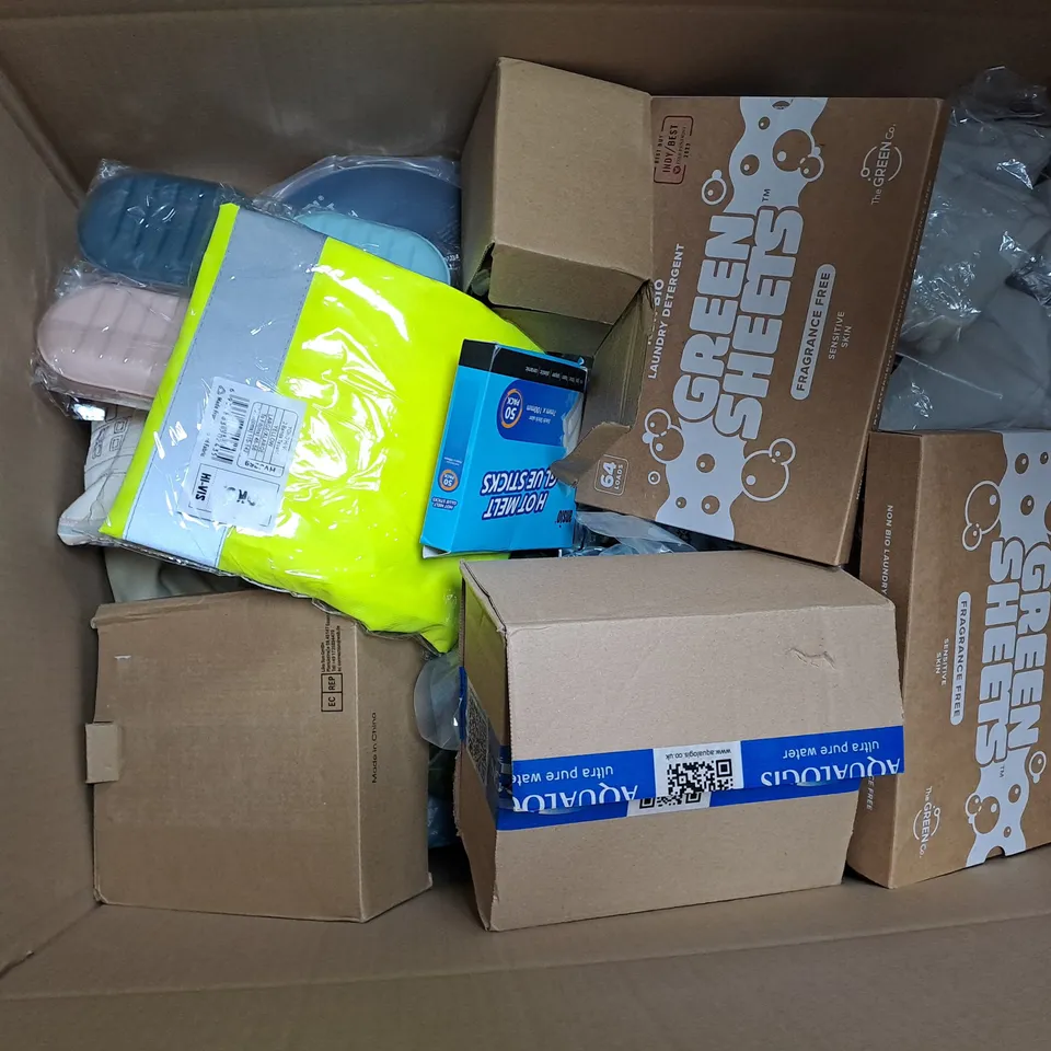 APPROXIMATELY 25 ASSORTED HOUSEHOLD ITEMS TO INCLUDE HIVIS, SOCKET SET, GREEN SHEETS, ETC - COLLECTION ONLY