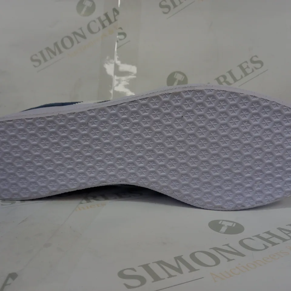 PAIR OF ADIDAS GAZELLE SHOES IN BLUE/WHITE UK SIZE 10