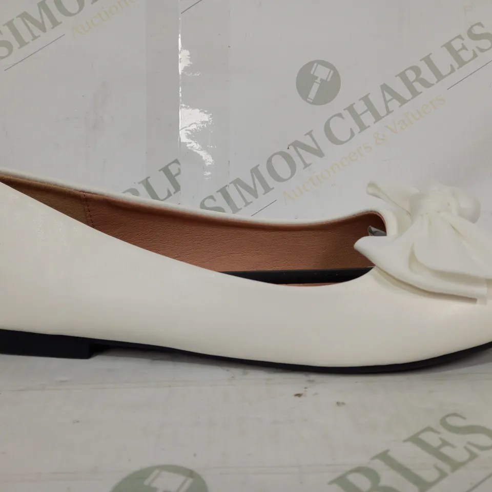 PAIR OF DESIGNER SLIP-ON SHOES IN WHITE W. BOW EFFECT EU SIZE 38
