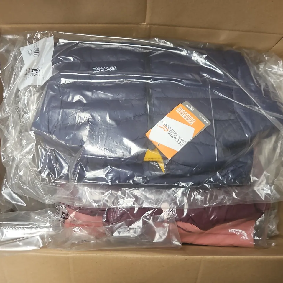 APPROXIMATELY 14 BRAND NEW REGATTA KIDS CLOTHING ITEMS IN VARIOUS SIZES, STYLES AND COLOURS TO INCLUDE HOODED MARIZION, JUNIOR CAMBRIE, HILLAIN, ETC