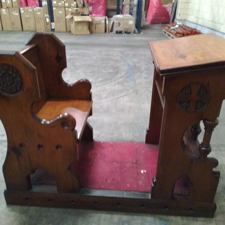  VINTAGE MAHOGANY EFFECT ORNATE CLERGY CHAIR PEW BENCH WITH TEXT STAND AND CARPETED KNEELING SPACE