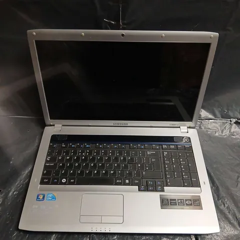 SAMSUNG LAPTOP – MODEL NP-R730