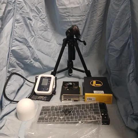ASSORTED COMPUTER PERIPHERALS – KEYBOARD, POWER SUPPLY, TRIPOD STAND, BOXED ITEMS