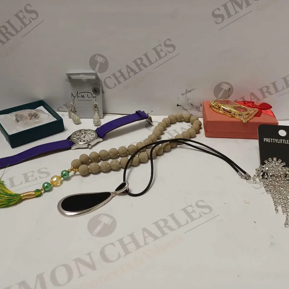 LOT OF APPROX 20 ASSORTED JEWELLERY ITEMS TO INCLUDE MISS DEE TEARDROP SPARKLE EARRINGS, PRETTYLITTLETHING TASSEL SILVER EARRINGS, ETC