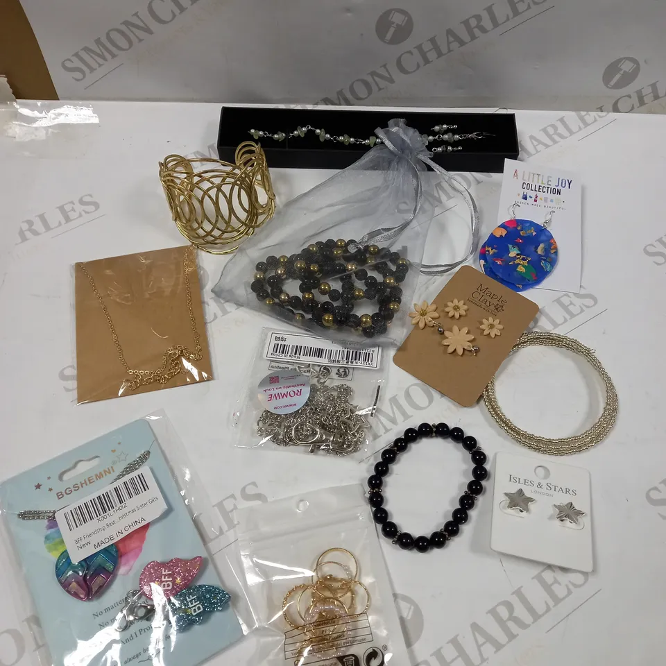 BOX OF APPROXIMATELY 30 ASSORTED JEWELLERY ITEMS TO INCLUDE SILVER BRACELET, GOLD EFFECT BANGLE, RING SELECTION ETC 