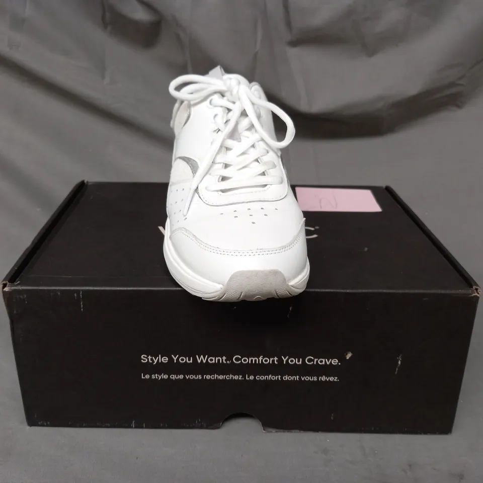 BOXED VIONIC TRAINERS IN WHITE SIZE 5