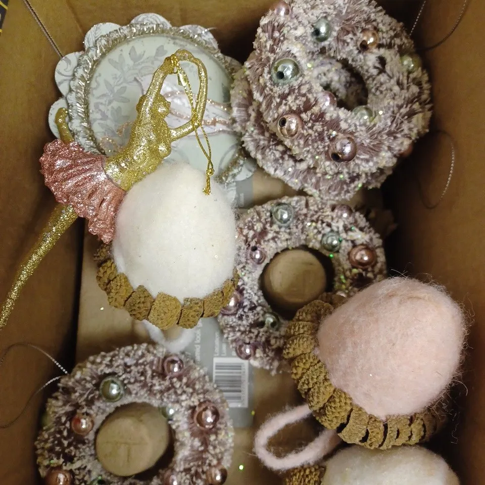 BOX OF ASSORTED SEASONAL ITEMS IN VARIOUS DESIGNS AND SIZES. 