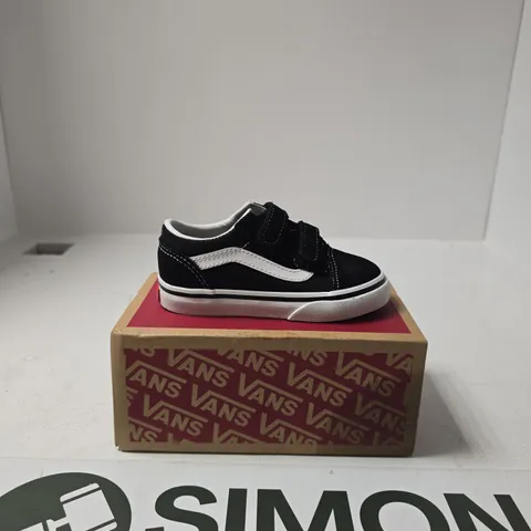 BOXED PAIR OF VANS OLD SKOOL SHOES SIZE KIDS UK 8