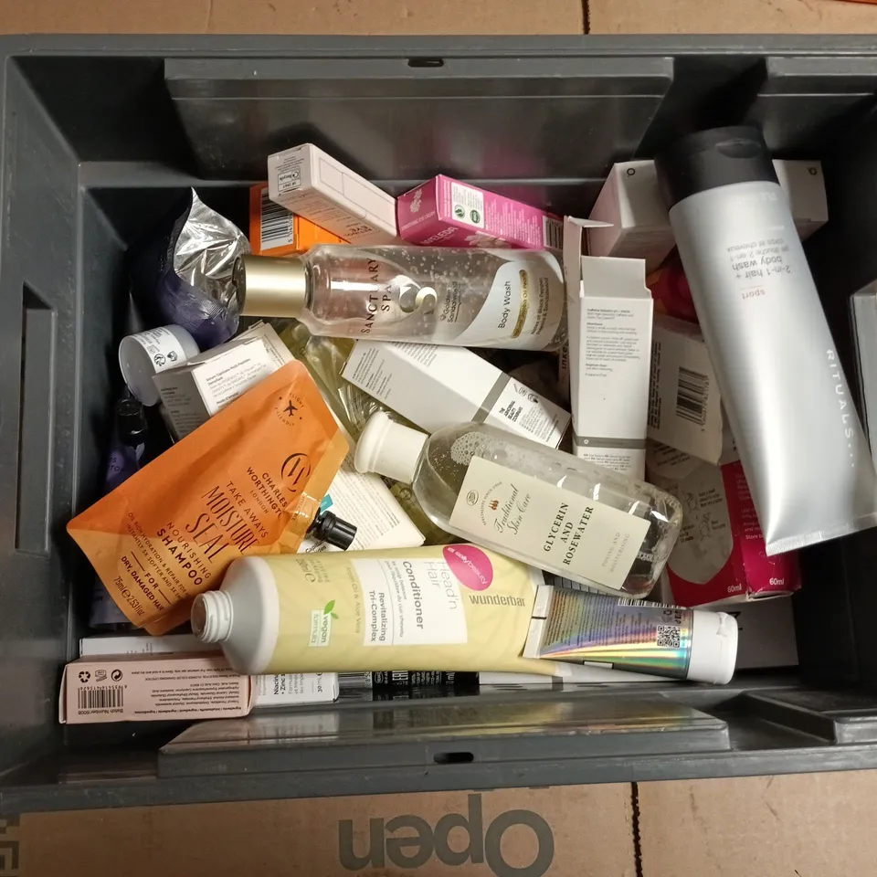 APPROXIMATEY 20 ASSORTED HEALTH AND BEAUTY PRODUCTS TO INCLUDE BOOTS VITAMIN C BRIGHTENING CREAM, THE ORDINARY HYALURONIC ACID 2% + B5, WUNDERBAR HEAD'N HAIR SHAMPOO ETC 