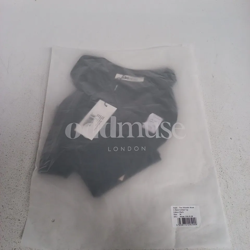 ODDMUSE LONDON THE ULTIMATE MUSE V-NECK KNITTED TOP – BLACK, UK M