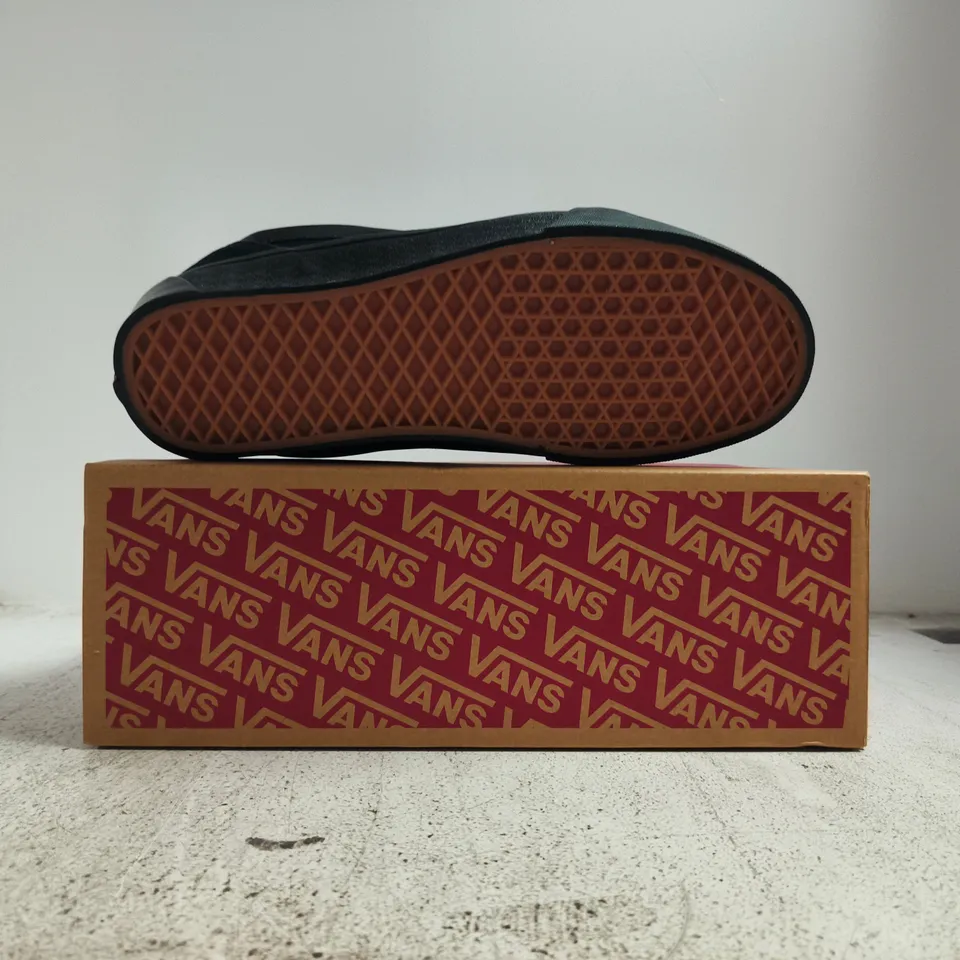 BOXED PAIR OF VANS KNU SKOOL TRAINERS IN BLACK SIZE UK 10