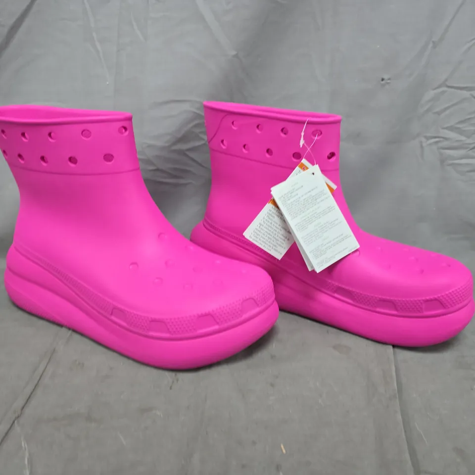 UNBOXED PAIR OF CROCS CLASSIC CRUSH BOOTS IN PINK SIZE UK M9/W10