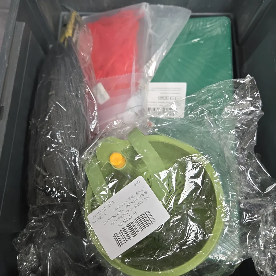 APPROXIMATELY 15 ASSORTED HOUSEHOLD ITEMS TO INCLUDE ASSORTED CLIPBOARDS, PARTY ICE FOUNTAINS AND A RUBBER BAND BALL