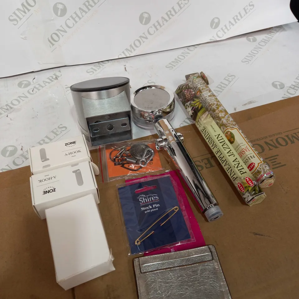 BOX OF ASSORTED HOUSEHOLD ITEMS TOO INCLUDE OUTDOOR UV LIGHTS AND SHOWER HEADS 