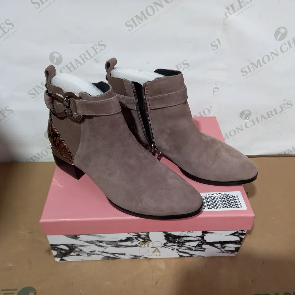 BOXED PAIR OF MODA IN PELLE BOOTS- SIZE 39