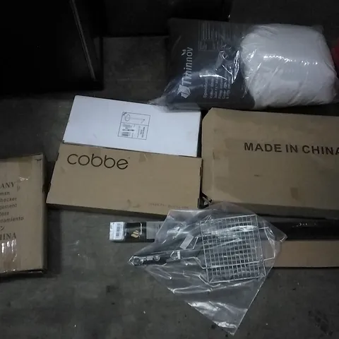 PALLET OF ASSORTED ITEMS INCLUDING BRIAN&DANY STORAGE OTTOMAN, TAIYUHOMES VENETIAN BLINDS, PAPER HOLDER STAND, TMINNOV PILLOW, COBBE, RECCI BEDDING