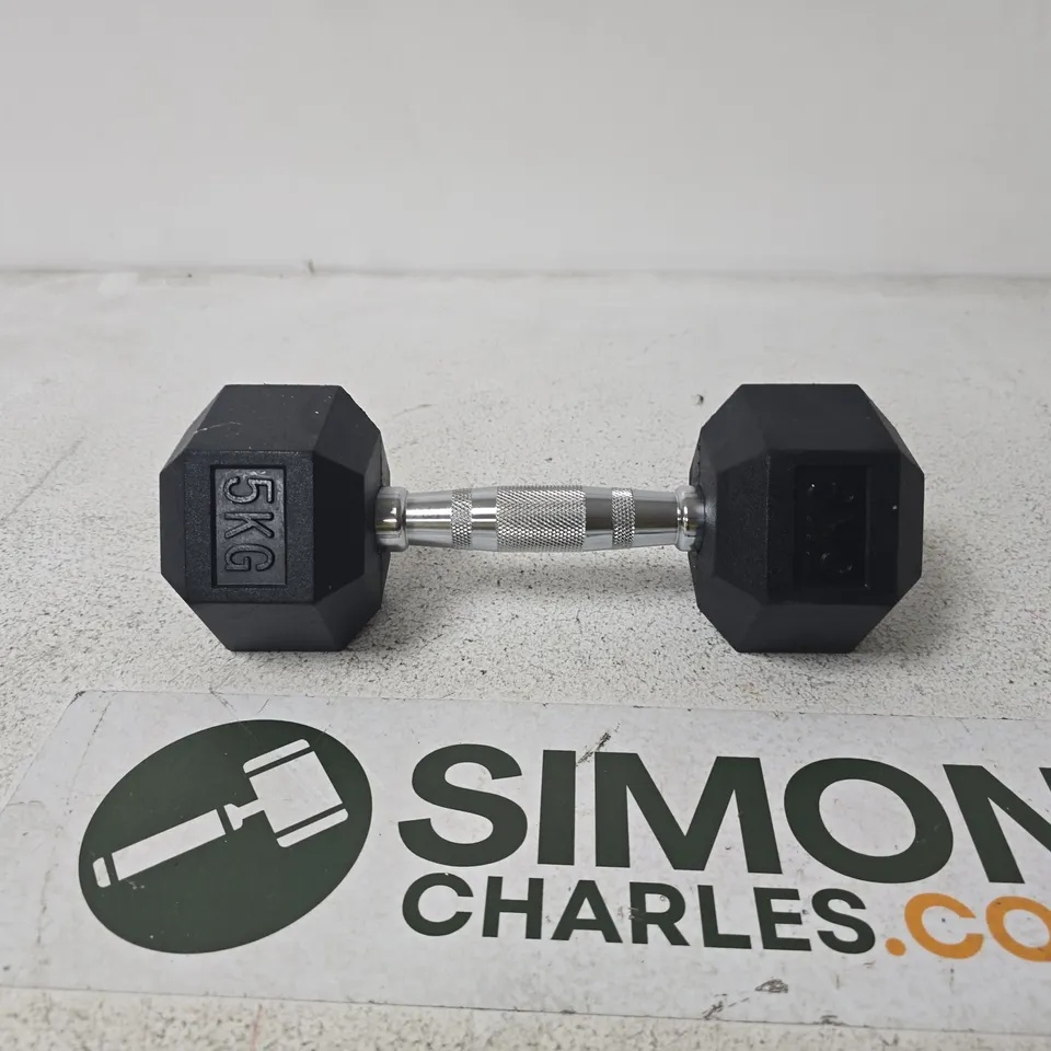 5 KG FIXED-WEIGHT DUMBBELL WITH KNURLED HANDLE AND HEXAGONAL ENDS