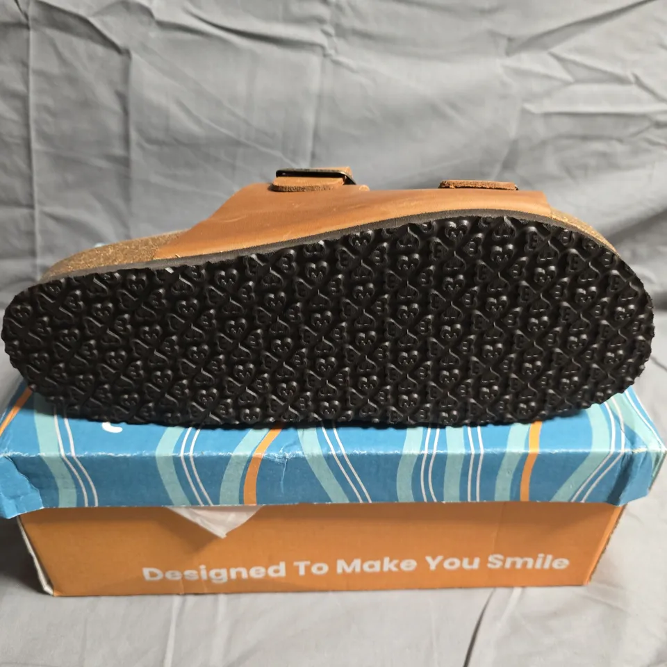 BOXED PAIR OF MOSHULU BAVARIA WAXY SANDALS - UK SIZE 6.5