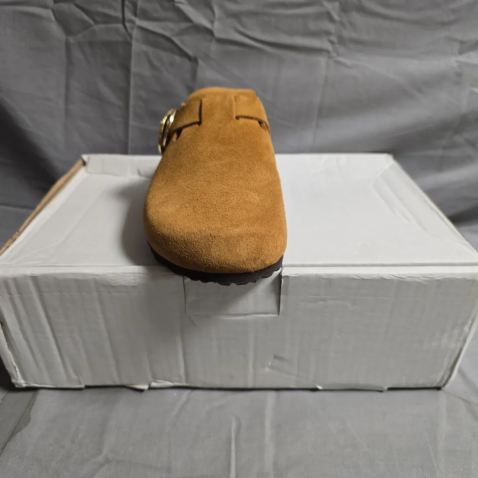 BOXED PAIR OF UNBRANDED MULES IN TAN SIZE UNSPECIFIED