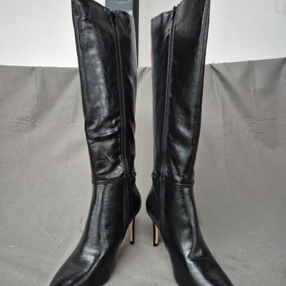 BOXED PAIR OF V BY VERY POINTED TOE STILETTO HEEL KNEE-HIGH BOOTS IN BLACK SIZE 7