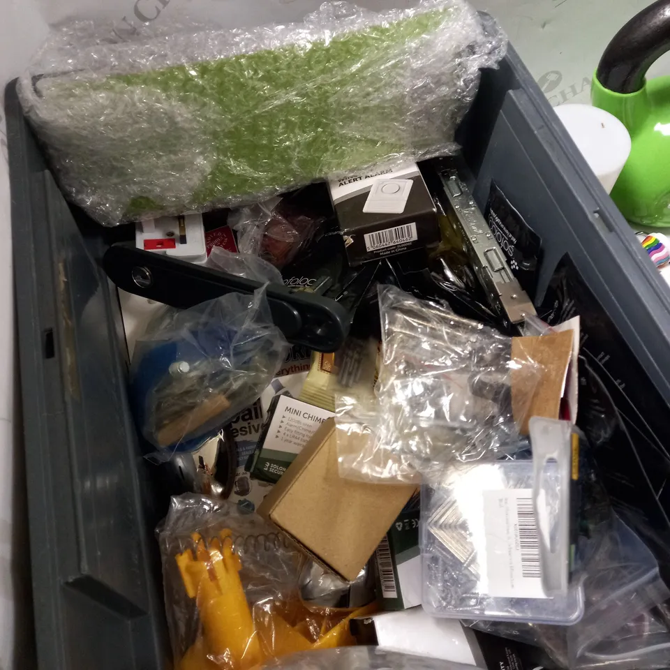 ASSORTED HOUSEHOLD ITEMS 